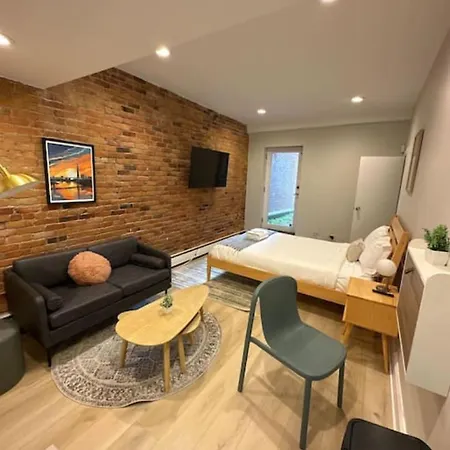 Vibrant Studio Minutes From Back Bay
